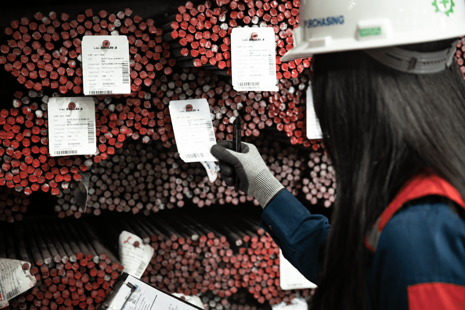Pemeriksaan tag spesifikasi pada bundel baja tulangan Bhirawa Steel